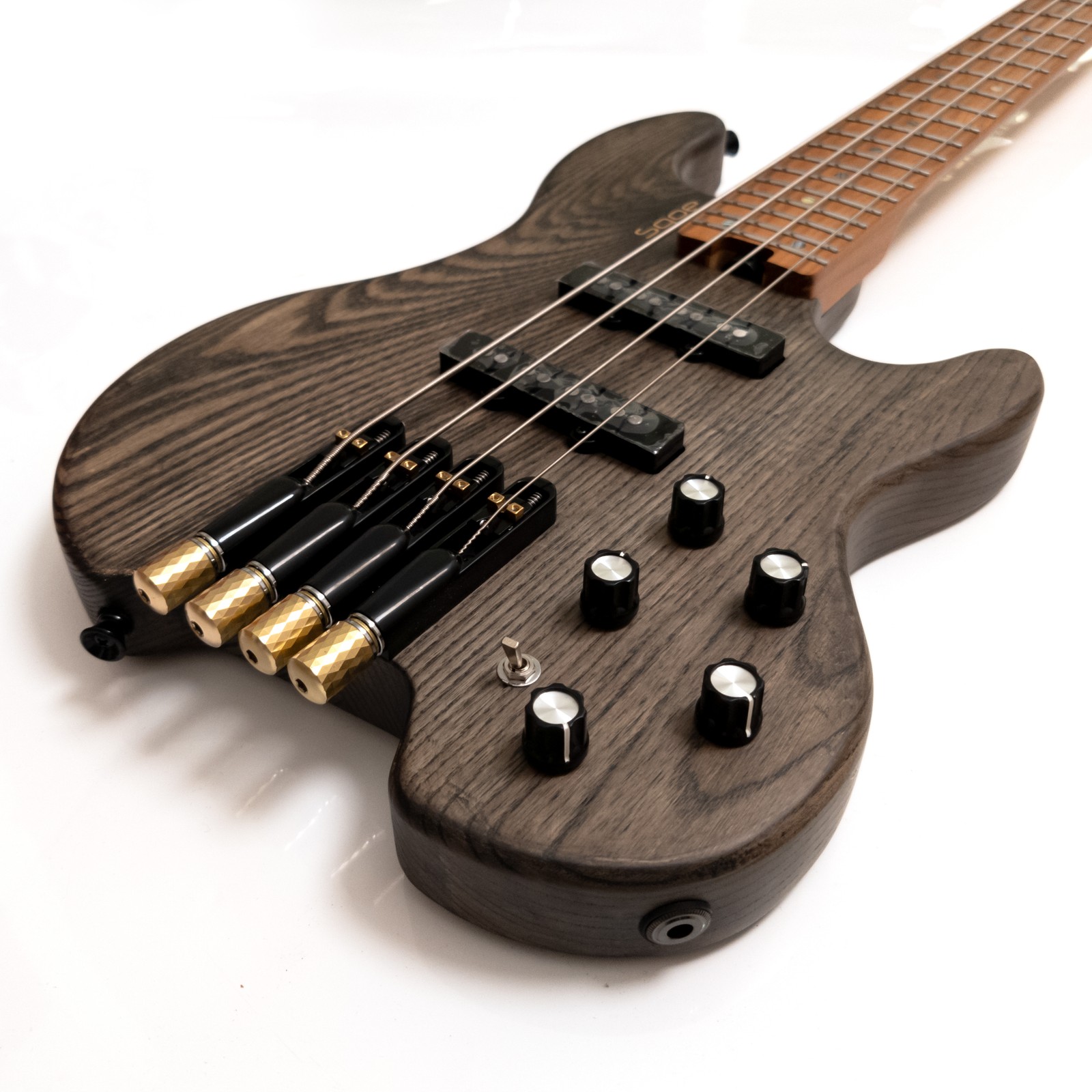 Bass Guitar Fretless - กีตาร์เบส 4 สาย แบบไม่มีหัว ตัวบอดี้ทำจากไม้แอช คอทำจากไม้เมเปิลอบ