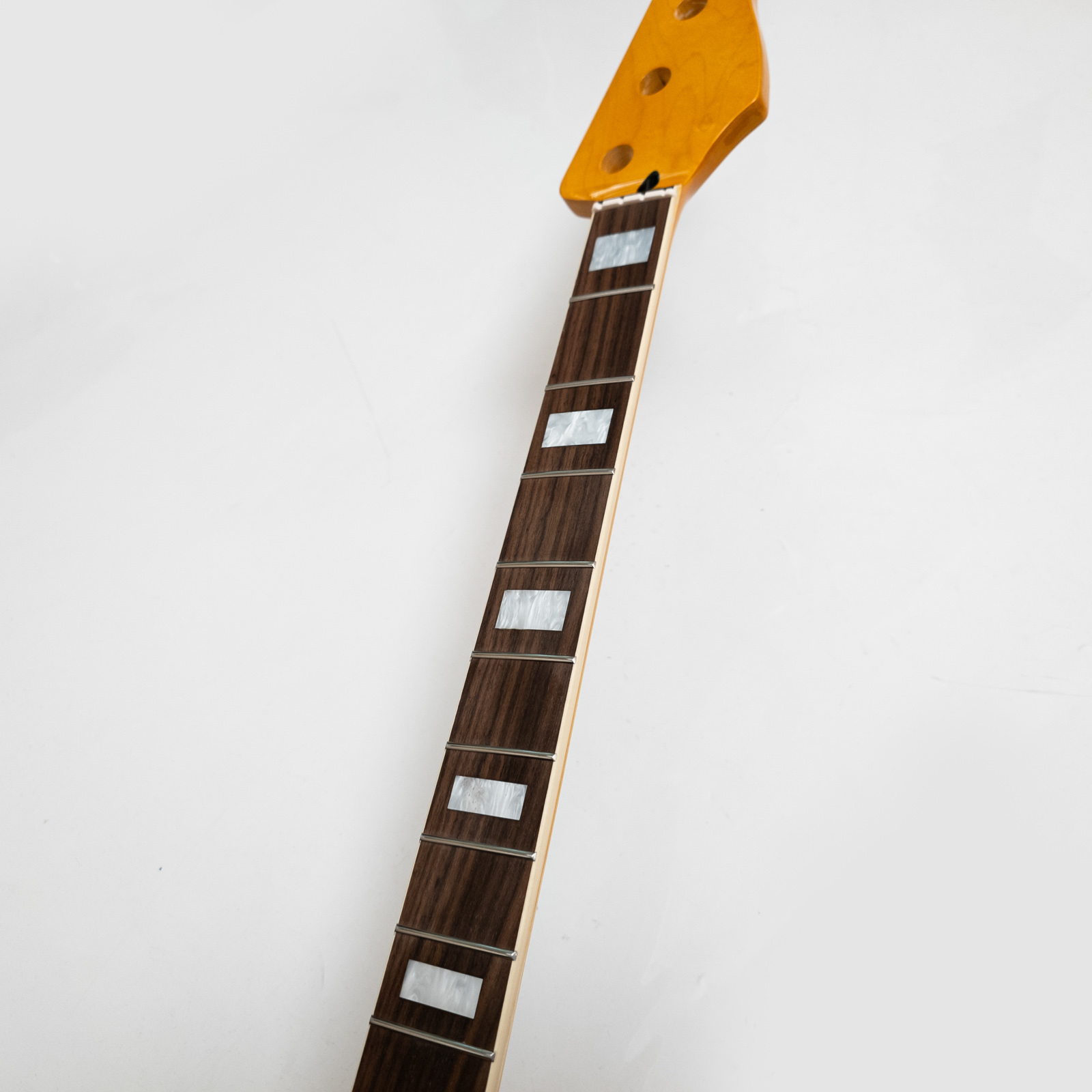 Bass Guitar Fretless - คอกีตาร์เบส 4 สาย สีเหลือง ไม้เมเปิล ฟิงเกอร์บอร์ดไม้โรสวูด