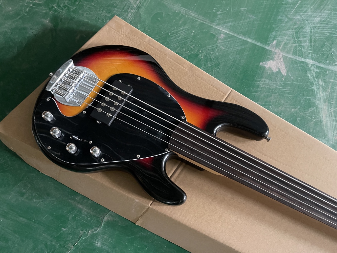 กีตาร์เบส 5 สาย รุ่น Sunset, เ - Bass Guitar Fretless บทวิจารณ์และราคา